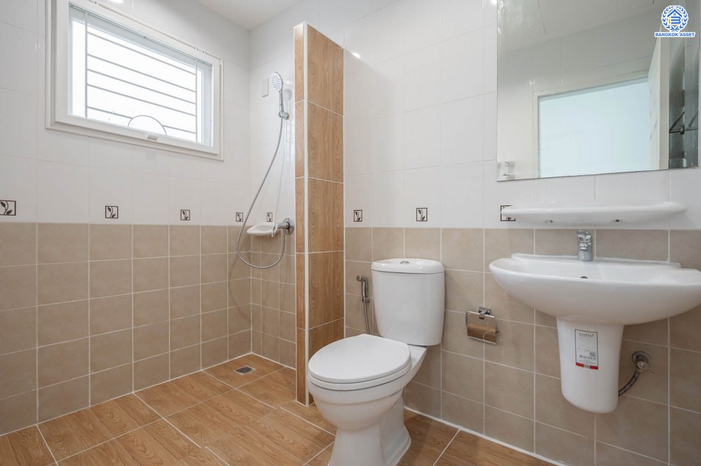 บ้านมือสองตกแต่งใหม่ โครงการ ศุภาลัยวิลล์ ราชพฤกษ์-บางบัวทอง เนื้อที่ 38.1 ตร.ว. พื้นที่ใช้สอยเยอะกว่า 184.98 ตร.ม. ตอบโจทย์ทุกการอยู่อาศัย ฟังก์ชัน 3 ห้องนอน 2 ห้องน้ำ 2 ที่จอดรถ บนทำเลเชื่อมต่อ รถไฟฟ้าสายสีม่วง "สถานีบางพลู" รายล้อมด้วยสิ่งอำนวยความสะดวกมากมาย